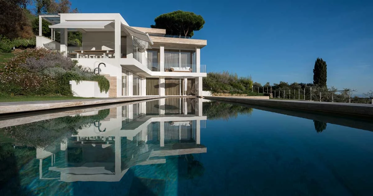 obrzeże basenu z trawertynu.webp